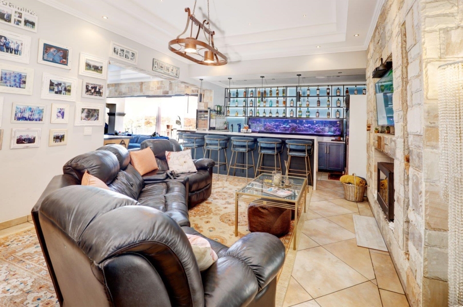 5 Bedroom Property for Sale in Welgemoed Western Cape